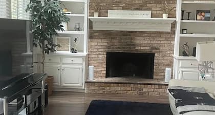 Spacious 5-bedroom house in gorgeous Lawrenceville with AC