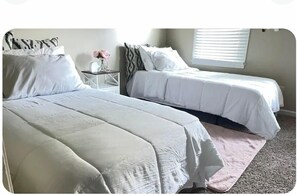 Iron/ironing board, WiFi, bed sheets - Spacious 5-bedroom house in gorgeous Lawrenceville with AC (Lawrenceville)