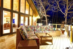 Terrace/patio - 5BR w/Hot Tub*Arcades*Firepit*Comm Pool*Sleeps 18! (Pigeon Forge)