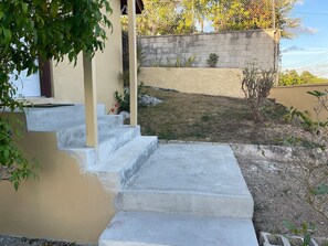 Property grounds - Quiet 1BR: 4 mins to Beach 10 mins to Downtown (Nassau)