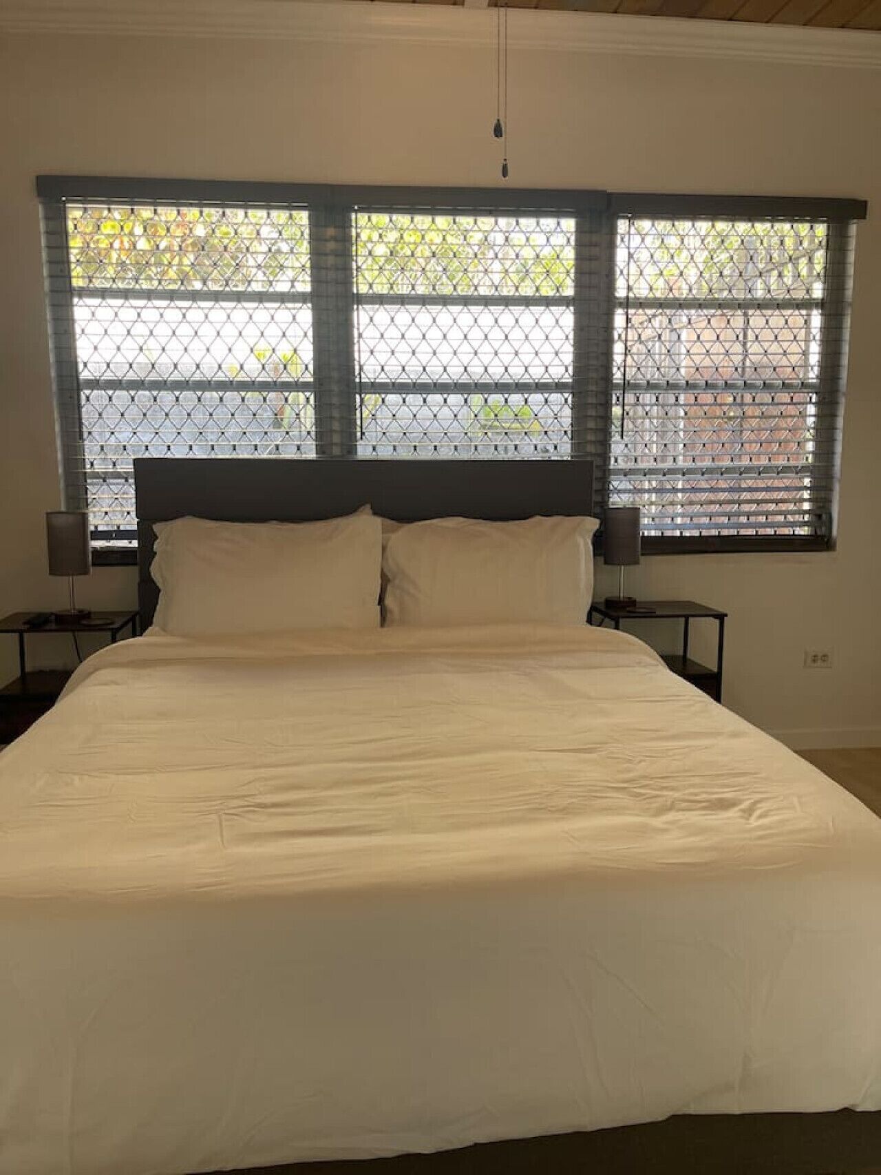 Desk, iron/ironing board, WiFi, bed sheets