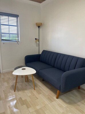 TV - Quiet 1BR: 4 mins to Beach 10 mins to Downtown (Nassau)