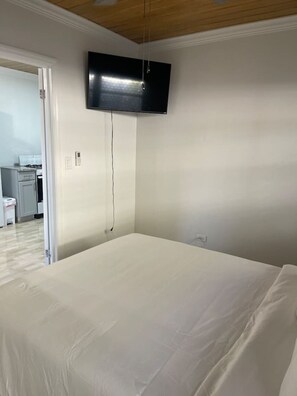 Desk, iron/ironing board, WiFi, bed sheets - Quiet 1BR: 4 mins to Beach 10 mins to Downtown (Nassau)