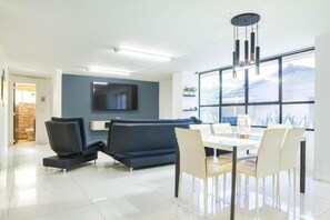 Apartamento, balcón | Interior
