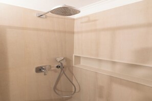 Secadora de cabello, toallas, jabón, papel de baño 