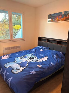 Tabla de planchar con plancha, wifi, ropa de cama