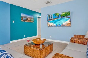 Smart TV - Waterfront Pool Home w/ 30’ Dock, Kayaks & Outdoor Kitchen – Marathon (Marathon)