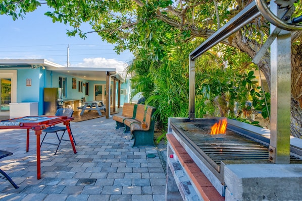 Outdoor dining - Waterfront Pool Home w/ 30’ Dock, Kayaks & Outdoor Kitchen – Marathon (Marathon)