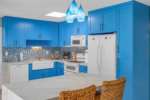 Fridge, microwave, oven, stovetop - Waterfront Pool Home w/ 30’ Dock, Kayaks & Outdoor Kitchen – Marathon (Marathon)
