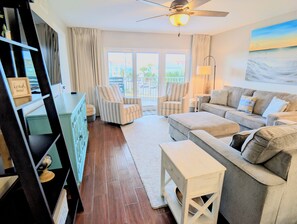 Smart TV, video games, DVD player, books - Boutique Gulf Stay - 2 Kings - Large Balcony & Beach Gear (Fort Walton Beach)