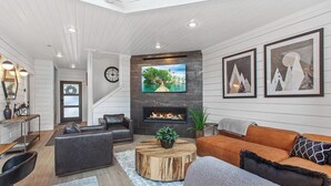Smart TV, fireplace, books, stereo - Steps to Slopes  Hot Tub -  Modern Mtn Retreat (Sandpoint)