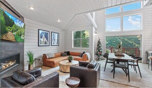 Smart TV, fireplace, books, stereo - Steps to Slopes  Hot Tub -  Modern Mtn Retreat (Sandpoint)