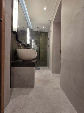 Ducha, secador de pelo, toallas y champú