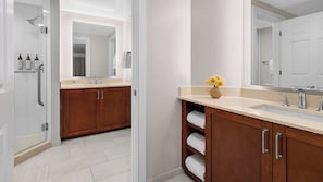 Sèche-cheveux, serviettes fournies, savon, papier toilette