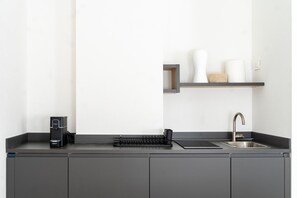 Parrilla de estufa, cafetera y tetera, utensilios de cocina y comedor 