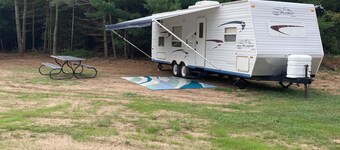 29 ft travel trailer on private campground sleeps 7 in Interlochen