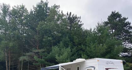 29 ft travel trailer on private campground sleeps 7 in Interlochen