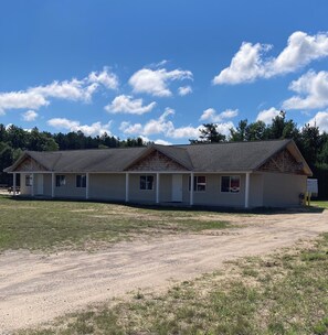 Exterior - 29 ft travel trailer on private campground sleeps 7 in Interlochen (Interlochen)