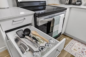 Private kitchen - 2BR | Warm | King Bed | Downtown | Expo Centre | Roger's Place (Edmonton)