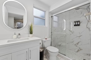 Shower, hair dryer, bidet, towels - 2BR | Warm | King Bed | Downtown | Expo Centre | Roger's Place (Edmonton)