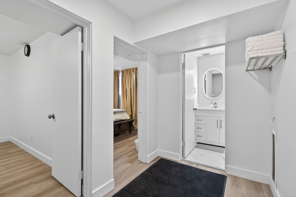2 bedrooms, iron/ironing board, WiFi, bed sheets - 2BR | Warm | King Bed | Downtown | Expo Centre | Roger's Place (Edmonton)