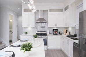 Fridge, microwave, oven, stovetop - Sleek 5BR Near Langley Events Centre & EV charger (Langley)