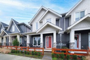 Exterior - Sleek 5BR Near Langley Events Centre & EV charger (Langley)