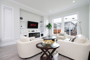 Smart TV - Sleek 5BR Near Langley Events Centre & EV charger (Langley)