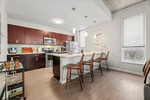 Refrigerador, microondas, horno y parrilla de estufa