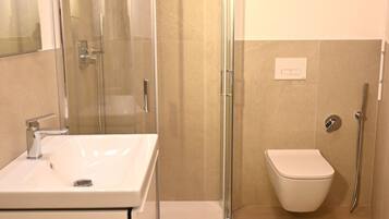 Secador de cabelo, toalhas de banho