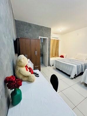 Laptop workspace, free WiFi, bed sheets - Pousada Sol Nascente (Barreirinhas)