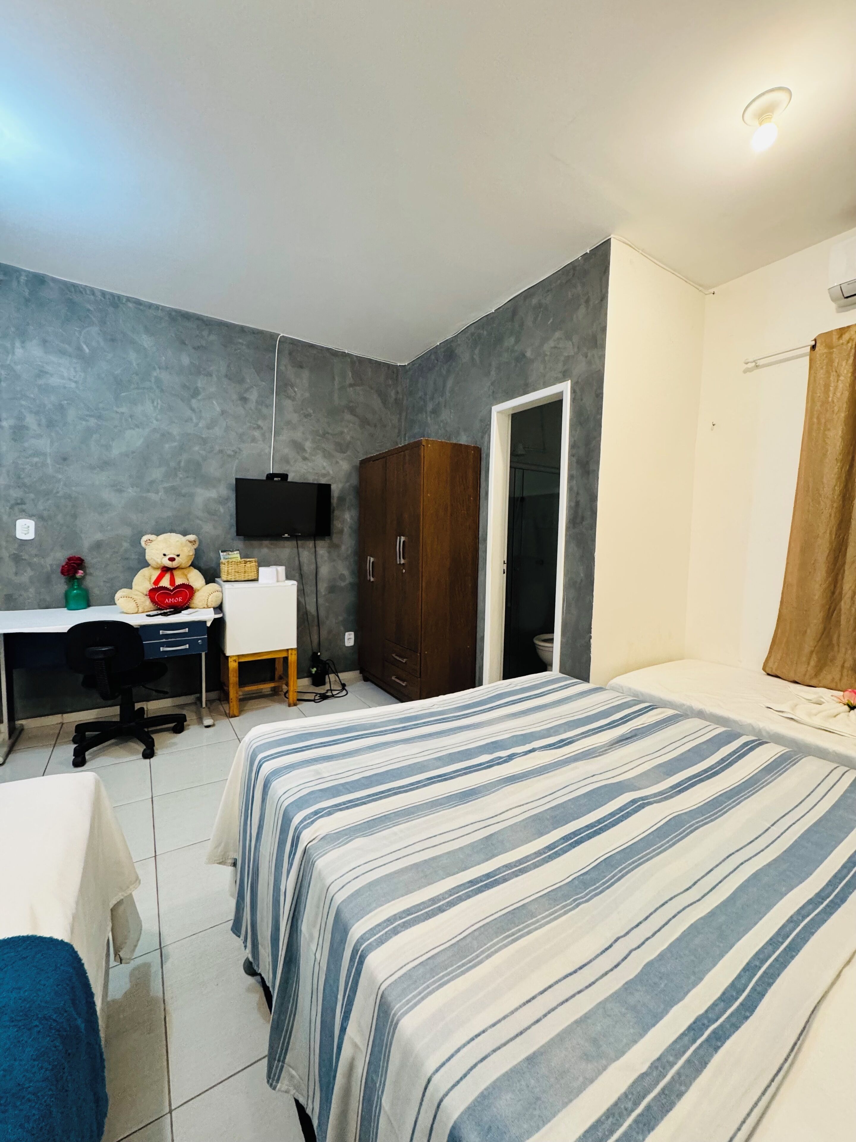 Bureau, espace de travail pour ordinateur portable, Wi-Fi gratuit