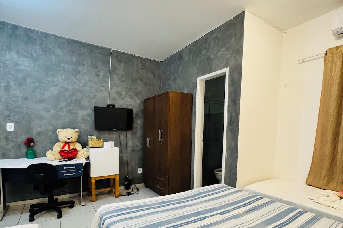 Bureau, espace de travail pour ordinateur portable, Wi-Fi gratuit