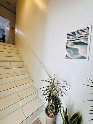 Habitació doble Comfort, 1 dormitori, no fumadors, aire condicionat | Sala d'estar | Televisor LED de 32 polzades amb canals per cable 