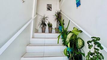 Comfort Double Room, 1 Bedroom, Non Smoking, Air conditioning | Living area | 32-inch LED TV with cable channels