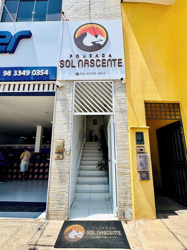 Entrada de un edificio con una escalera que conduce a un segundo piso.