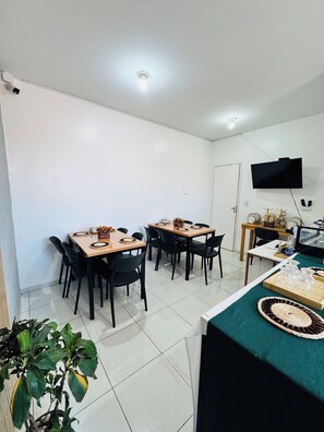 32-inch LED TV with cable channels - Pousada Sol Nascente (Barreirinhas)