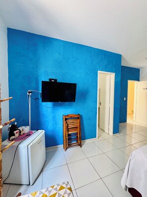 Escriptori, espai de treball apte per a portàtils i wifi gratuïta 