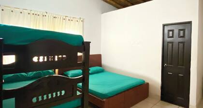 Country house with private pool : 20 people 45 minutes from Pereira.