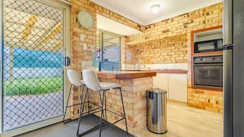 Deluxe Townhome, Garden View | Private kitchen