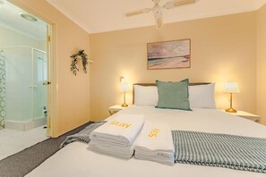 Iron/ironing board, free WiFi - StayAU 4BR Family Retreat with Garden (Seville Grove)