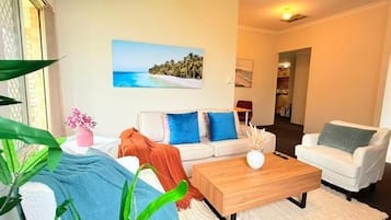 Deluxe Townhome, Garden View | Living area