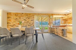 Outdoor dining - StayAU 4BR Family Retreat with Garden (Seville Grove)