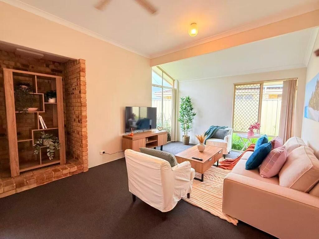 Deluxe Townhome, Garden View | Living area