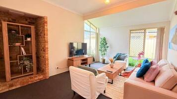 Deluxe Townhome, Garden View | Living area