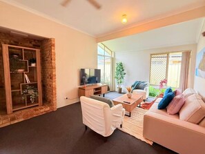 Deluxe Townhome, Garden View | Living area - StayAU 4BR Family Retreat with Garden (Seville Grove)