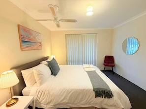 Iron/ironing board, free WiFi - StayAU 4BR Family Retreat with Garden (Seville Grove)
