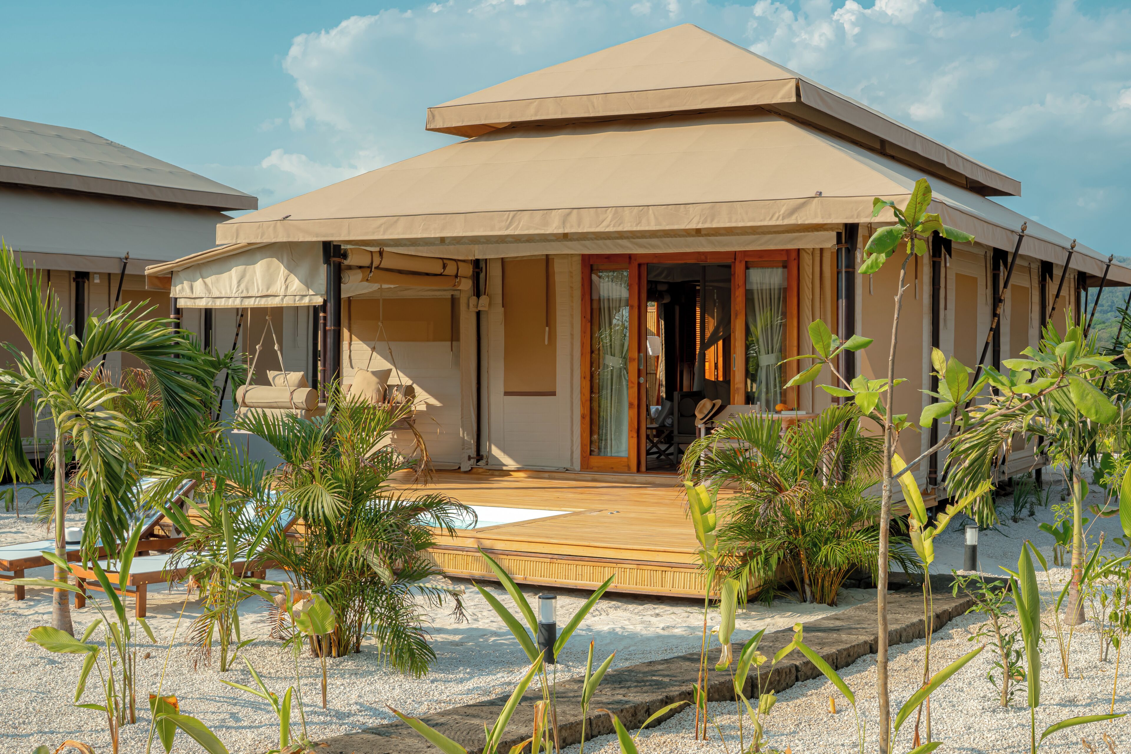 Beachfront Deluxe Tented Villa | Caja fuerte, escritorio, cortinas opacas y wifi gratis