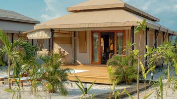 Beachfront Deluxe Tented Villa | Caja fuerte, escritorio, cortinas opacas y wifi gratis