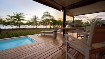 Caja de seguridad en la habitación, escritorio y cortinas blackout